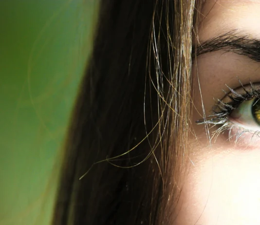 Retinopatía diabética: la historia de cómo aprendimos a ver lo invisible Perfil de una chica, muestra solo un ojo, el otro queda ocultado. Tiene los ojos de color verde y una melena lacia.