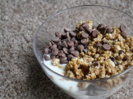 Yogur helado con granola
